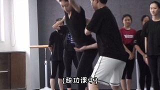 【E七5艺术考试】She actually... in the blanket exercise class!