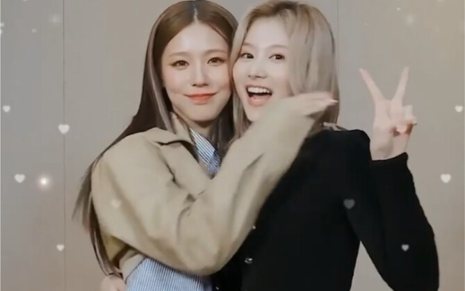 فتاة جميلة تلتصق