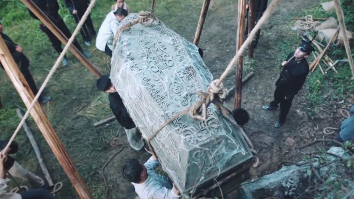 Seorang pria menggali peti mati, menolak untuk mendengarkan nasihat pendeta Tao dan bersikeras untuk