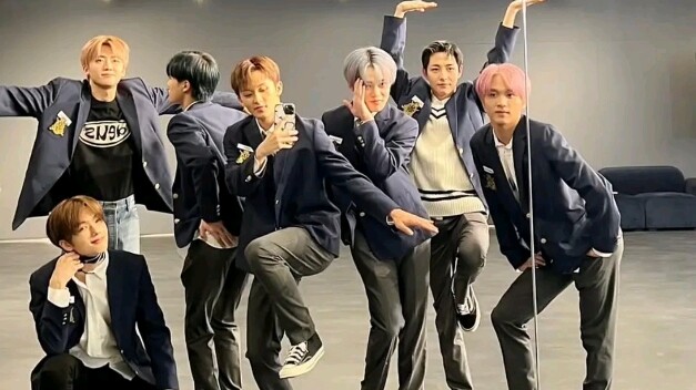 سبعة أشخاص معًا لا يملكون ذكاءً كافيًا ليوازي شخصًا واحدًا.