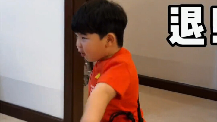 เวอร์ชันเด็กน้อยของมนุษย์ “ถอย ถอย ถอย” ฮ่าๆๆ