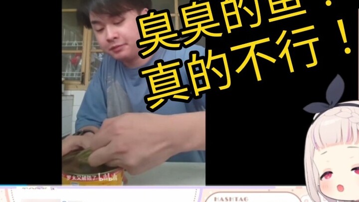 Loli Nhật Bản mỉm cười tận tai khi nhìn người khác ăn cá trích đóng hộp