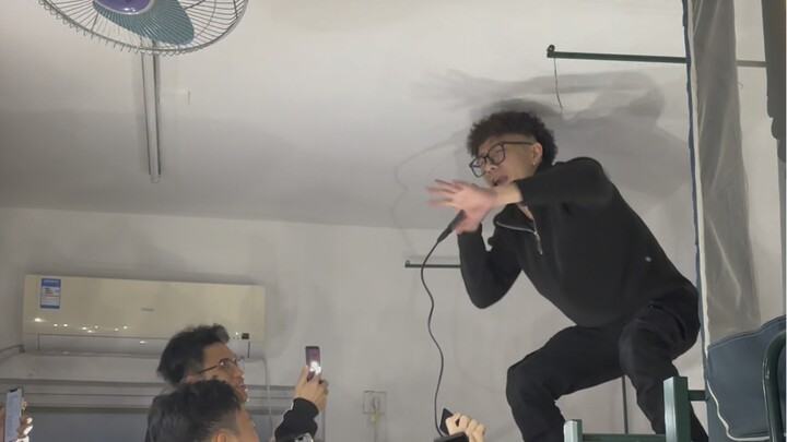 某大学生居然在宿舍开Live House！某大学生说唱歌手演绎爆金币！
