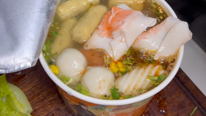 Cháu gái lần đầu đến nhà mình ăn mì tôm có được không?