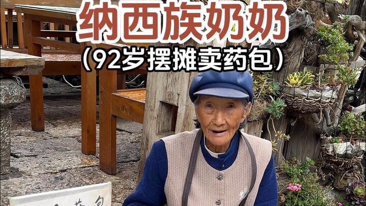 Cụ bà 92 tuổi người dân tộc Nạp Tây bày sạp bán túi thuốc
