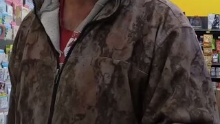 小哥在超市假装向陌生人求助，有些人自己都过得不如意，却还是伸出了援手