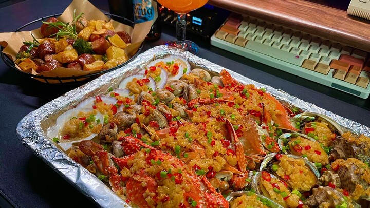 今晚宵夜是蒜蓉海鲜+烤红肠拼盘