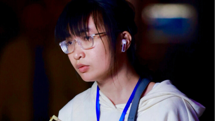Cô gái đèn lồng nỗ lực vùng thoát khỏi vũng bùn