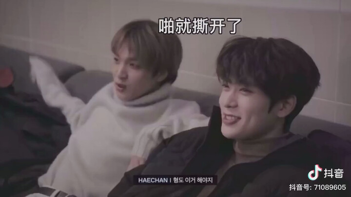 [Jung Jaehyun] When your teammates are fascinated by your abs. [Little Pig]: If there's laundry that