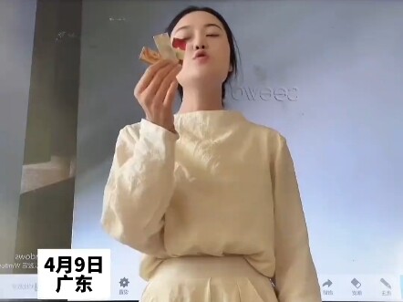 Recently, “cigarette cards” have become a craze among elementary school students. A teacher said, “T