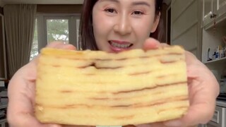 Kue yg berlapis” bukan kue lapis legit ya… tapi engka kunya berlapi” kuga