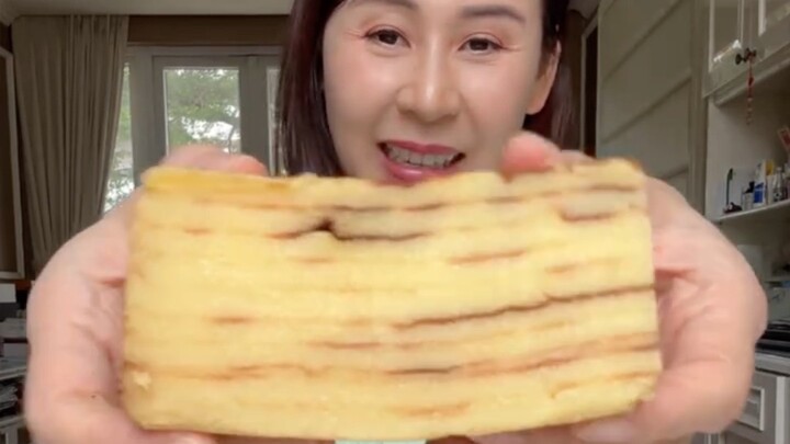 Kue yg berlapis” bukan kue lapis legit ya… tapi engka kunya berlapi” kuga