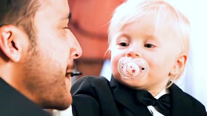 Bocah imut berusia 1 tahun membawa keberuntungan, membantu ayahnya meraup sepuluh juta