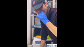Tear-jerking: A Japanese pizza shop employee puts his heartfelt sincerity right into the pizza!