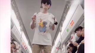 Is Su Xinhao so awesome! He's actually dancing on the subway hahaha
