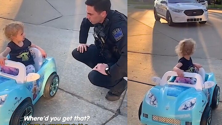 Sangat menggemaskan! Saat senggang menjalankan tugas, polisi Amerika mempermainkan seorang anak keci