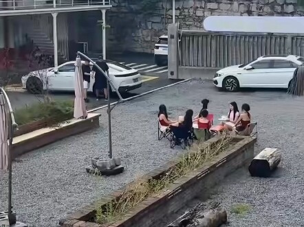 ท่านพ่อเลี้ยงผู้สูงศักดิ์ ขอน้อมคารวะท่านด้วยคำนับหนึ่งครั้ง