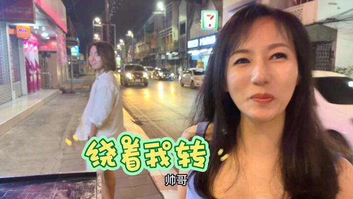 أكلت ميشلان من أكشاك الشارع في تايلاند، فاكتشفت أن شابًا صغيرًا يدور حولي باستمرار!