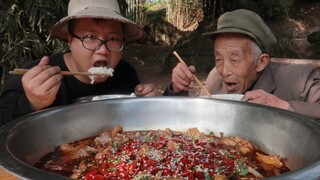 A Hot Pot with Two Jin of Pork Intestines and Five Jin of Chicken