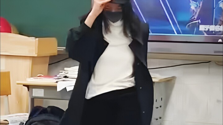 班上惊现饿死妹超绝瓦三箱，给同学一点瓦门小震撼...