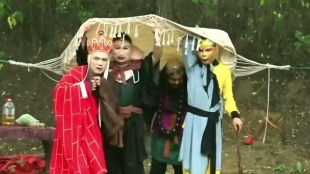 The four masters and disciples had just gone live when a torrential downpour hit, and Monkey King wa