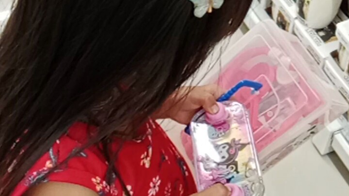 tuwang tuwa sa toys Nia