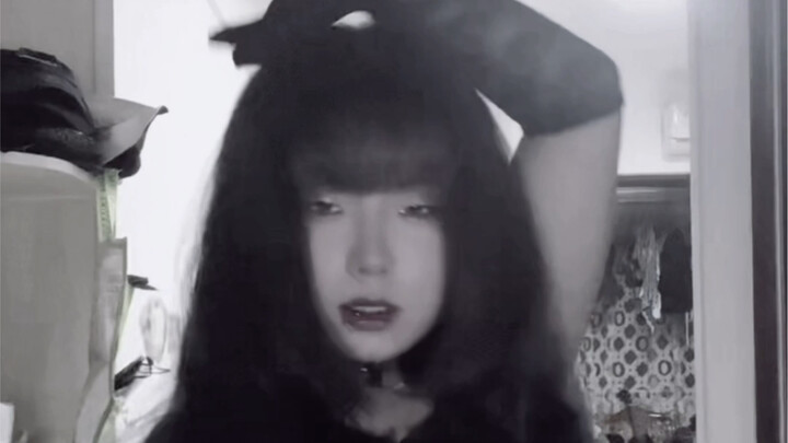 Jiang Seulgi solo "28reasons" shakes her hands with her sister