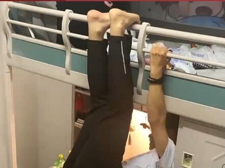 นักศึกษามหาวิทยาลัยห้อยตัวดื่มน้ำจนชาวเน็ตตะลึง! ยอมฝึกท่าเด็ดเพื่อไม่ต้องลุกจากเตียง! #นักศึกษา #ท่