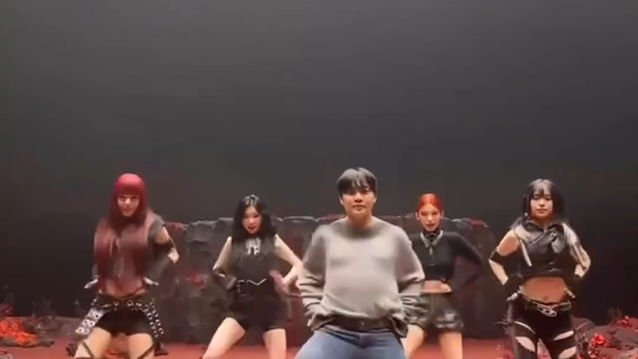 مجموعة من إصدارات مصممي الرقصات لبعض رقصات فرق الفتيات هذا العام، مصممو الرقصات وسيمون للغاية #aespa