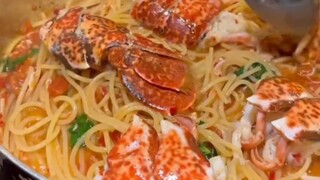 Spageti Lobster dengan Sampanye yang Dimasak di Hotel Tepi Pantai Bintang Lima Turki