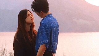 Cinta itu saat senja dan terbenam, jangan terlalu berharga, kataku!