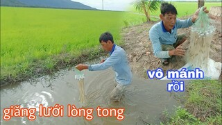 Tư cùng con trai ra đồng giăng lưới cá lòng tong kho chấm rau đồng
