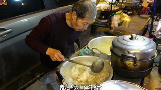 A 69-year-old man in Chengdu sells pig's feet until 4 a.m. to pay for his son's medical treatment. H