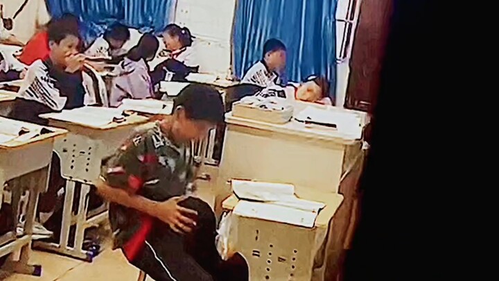 Bermain bola adalah kebohonganmu