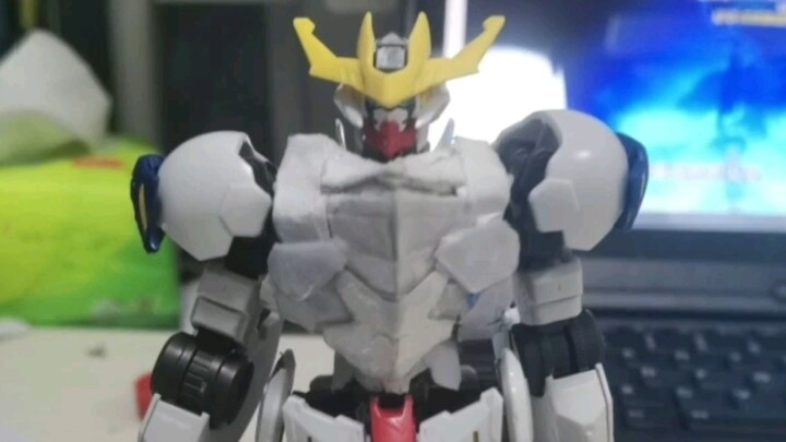 An elementary school student worked hard for a month to rub the Fengling Gundam breastplate with his