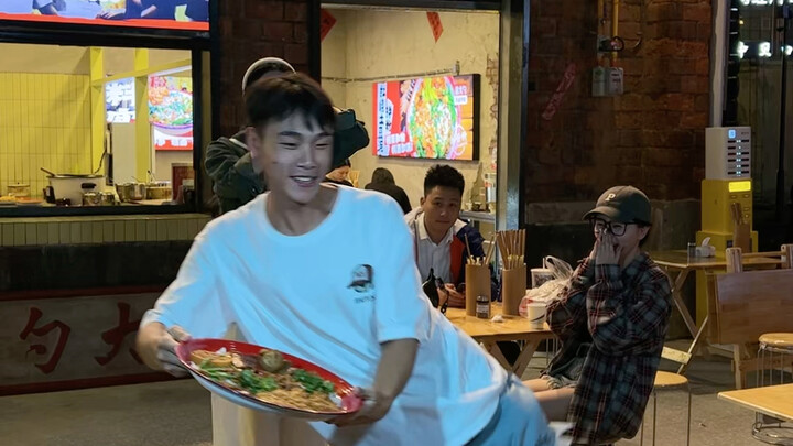 被人摸屁股了