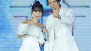 金采源+金元合作love is an open door颁奖典礼舞台