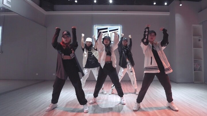 Girl group F SENCE menampilkan "HONEY" milik Zhang Yixing