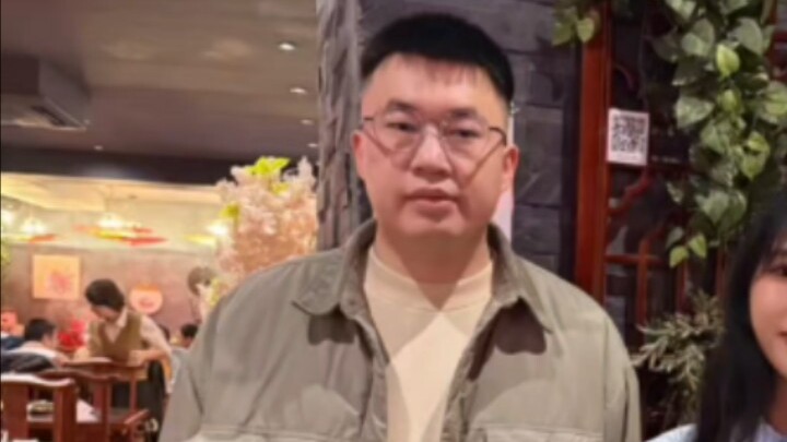 Lady unexpectedly ran into Xiao Hu in Paris; while enjoying hot pot in Paris, she bumped into Uncle 