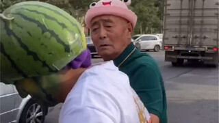 Let’s do a watermelon-themed spoof challenge for grandpas! Wishing all our “grandpa family” a happy 
