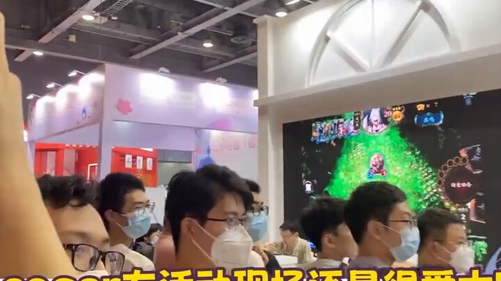 Cosplayer cantik di konvensi komik itu ditinggal sendirian. Apa meme di balik pria pemain kartu yang