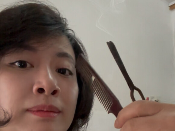 Pak Tua Pakai Tang Besi Membuat Gaya Rambut yang Cukup Berbahaya Buat Aku