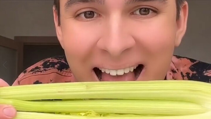 Is raw celery really delicious? Waiting for an answer!