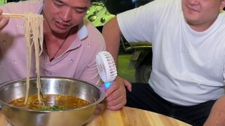 The city beautifier came to my stall to challenge the 5-liang snail rice noodle. I am very happy to 