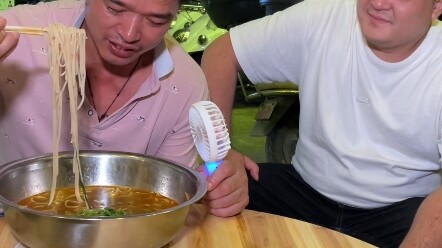 城市美化师来我地摊挑战五两螺蛳粉，这样的朋友过来，我非常乐意被打脸