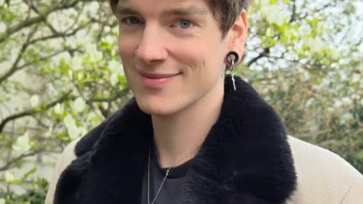 Cô nàng xã giao cực đỉnh của Trung Quốc sắp lừa chàng nhạc sĩ soái ca về nước rồi!