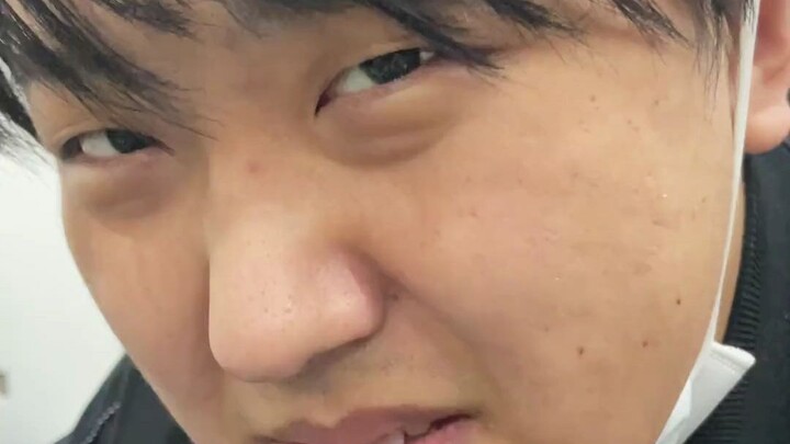 Aku lumayan kece, keluar rumah ada dua anak buah kecil...