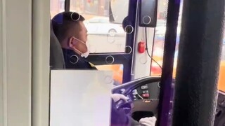 给东北大哥夹成空少了！！网友称：尔滨 一到冬天就整这死出 ，以前被公交车师傅甩出去的大跟头算什么