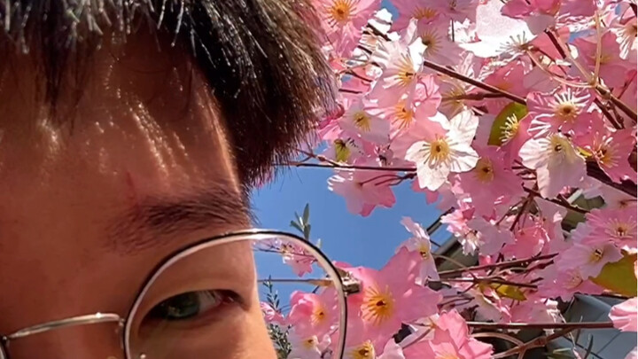 Terima kasih atas dukungan kalian selama ini, biar aku perkenalkan diri dulu.