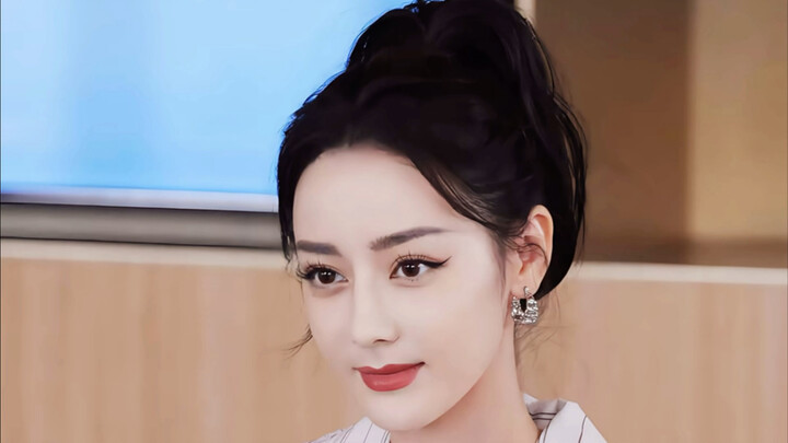 There are actually two dumb-but-beautiful girls like this!